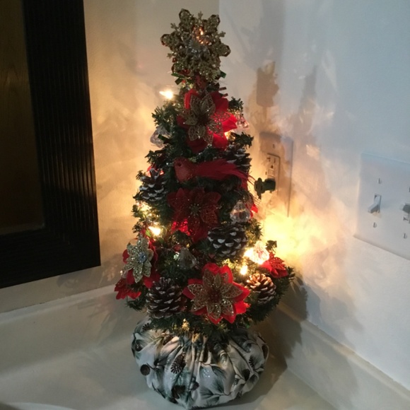 New Handcrafted 22 inch Poinsettia Table top Christmas Tree - Picture 9 of 11